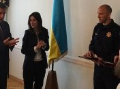 Нуланд и Аваков вручили правительственные награды полицейским США