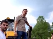 Ляшко на тракторе снес забор на "Министерке" (Видео)