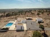 Роскошный частный дом, которые напоминает параллелепипед (Фото)