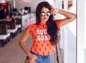 В одном аутфите дружат графические и цветочные принты