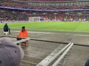 Хитрый болбой потянул время, а затем подмигнул болельщикам (Видео)