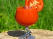 Приводит давление в норму: польза томатного сока