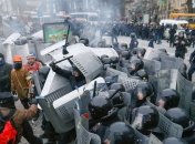 Азаров поблагодарил милицию за "выдержку" 