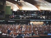 Выступление делегации РФ в ПАСЕ прошло под флагами Украины и Грузии