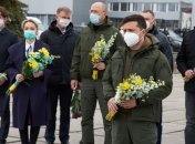 Зеленский и Шмыгаль возложили цветы к памятнику Героям Чернобыля