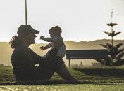 Уход за детьми можно засчитать в страховой стаж для пенсии: что для этого нужно