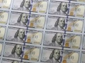 Доллар слабо укрепляется к мировым валютам