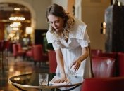 Примета запрещает вытирать стол бумажными салфетками