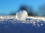 Зимние забавы для детей: как сделать замороженные мыльные пузыри