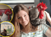 Девушка воспитывает птиц с их детства