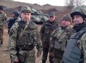 Турчинов проверял оборонительные рубежи в зоне АТО