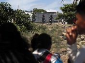 Мигранты пытались прорваться из Гватемалы в Мексику: в ход пошел слезоточивый газ