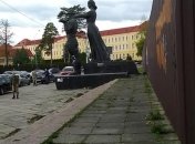 Варварство: россиян взбесил демонтаж Монумента славы во Львове