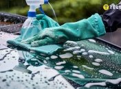 Лобове скло авто треба регулярно очищати (зображення створено за допомогою ШІ)