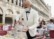 Коронавирус в Европе продолжает отступать: уже половина стран оказались в "зеленой зоне"