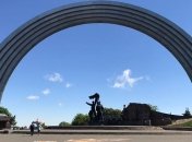 В Киеве с Арки дружбы народов стерли "радугу"