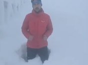 Навалило снега по пояс: спасатели наглядно показали, почему сейчас не стоит ходить в Карпаты
