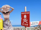 Несмотря на минную опасность и запрет, на пляжах все равно купаются туристы