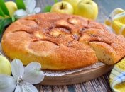 Пишний, м'який, дуже ніжний яблучний пиріг