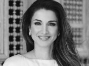 Простой, но очень стильный образ: королева Иордании в Мадаба