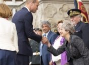 Премьер Британии рассмешила неуклюжим реверансом перед принцем (Видео)