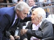 Остался без денег: отец Майкла Дугласа лишил сына наследства