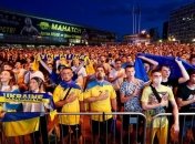 Тысячи фанатов поддержали сборную в историческом матче Евро