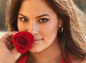 Активно работает над собой: Эшли Грэм показала домашние тренировки