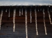 Сосульки и снег падают с крыш и травмируют прохожих: как уберечься (инфографика)