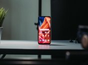 Допоможе і перехід на темний режим екрана, і відключення фонових оновлень смартфона