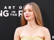 Аманда Сейфрид в роскошном желтом платье посетила премьеру фильма 