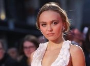 Чуть ли не оголилась: Лили Роуз-Депп появилась на публике в непрактичном наряде (Фото)