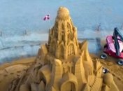 С коронавирусом на вершине - в Дании построили самый большой песчаный замок в мире (видео)
