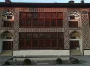 В азербайджанском городе Шеки ветка упала на туристов