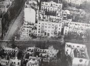 25 листопада 1941 року. Самісінький центр Києва. На розі вулиць Лютеранської та Мерінгівської (Заньковецької). З фотоальбому Дмитра Малакова "Київ. 1941-1943"