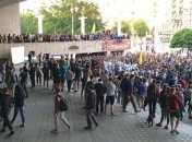 Около 500 болельщиков "Металлиста" провели акцию в поддержку клуба