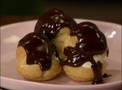 Профитроли с мороженым и шоколадным соусом