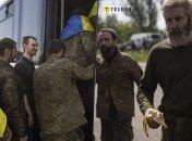 Нашим захисникам одразу ж передали пакети з їжею – фруктів у полоні вони точно не бачили