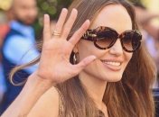 Анджелина Джоли поразила элегантным образом во время прогулки в Малибу