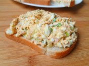 Намазка з ікри мойви та плавленого сиру швидко вгамує голод