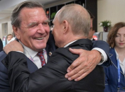 Герхард Шредер давно дружит с путиным и разрывать эту дружбу не планирует