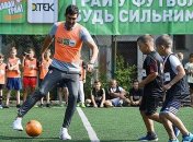 Тренер Шахтера Фонсека сыграл в футбол с детьми во Львове (Видео)