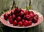 Диетологи сообщили, в чем польза черешни