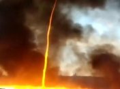 В Англии во время пожара на фабрике поднялся огромный огненный торнадо