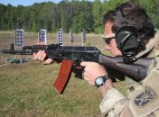 Зазвичай з АК стріляють самі бійці