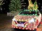 Электромобиль превратили в рождественскую елку (Фото)