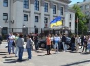К посольству России в Киеве привезли шины  