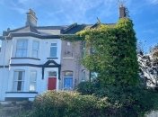 Зовні будинок виглядає цілком респектабельно