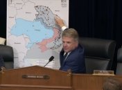 Майкл Маккол показывает на карте дальность поражения ракет ATACMS