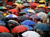 Синоптики советуют украинцам одеваться по-летнему и брать зонты